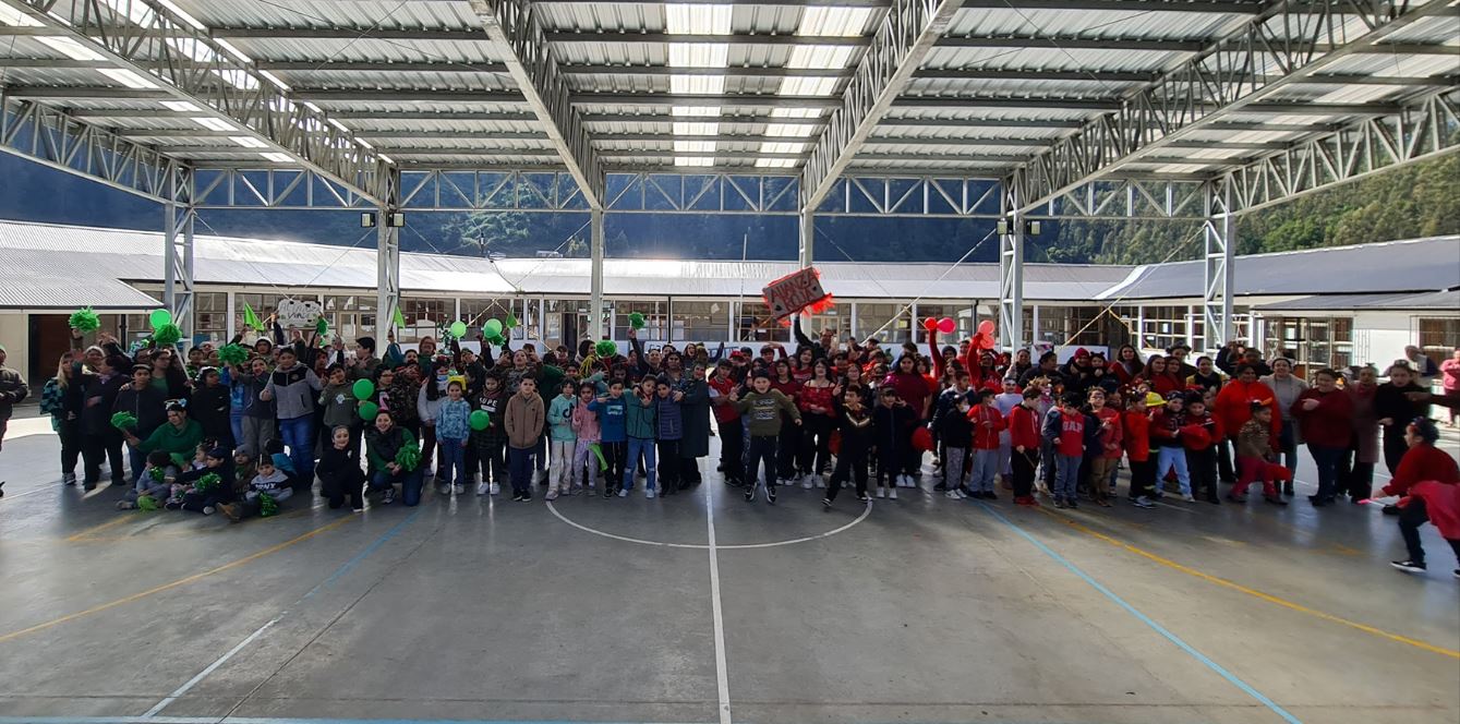 Ninos dentro de la escuela